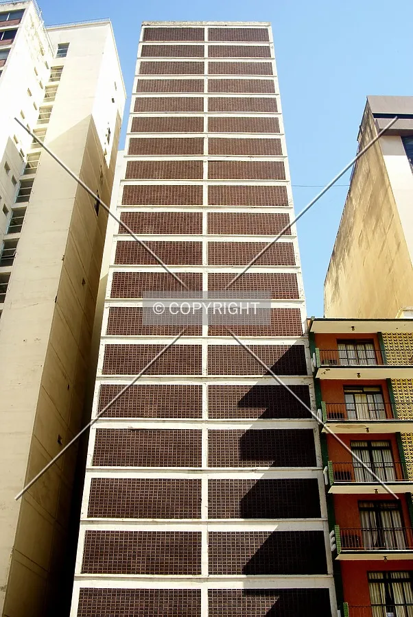 Looking up from across Júlio de Castilhos Avenue