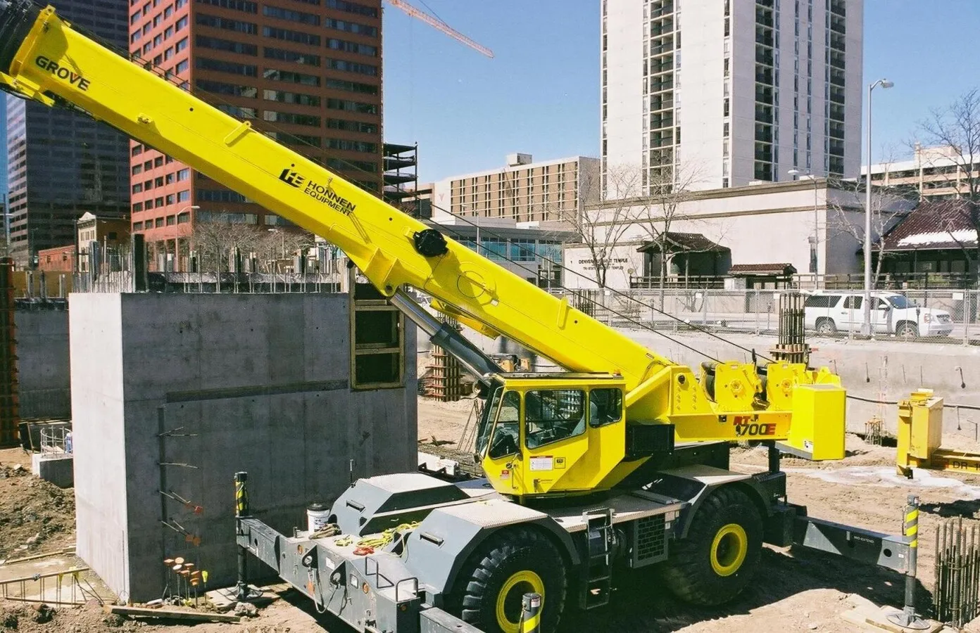 Mobile crane in the foundation pit