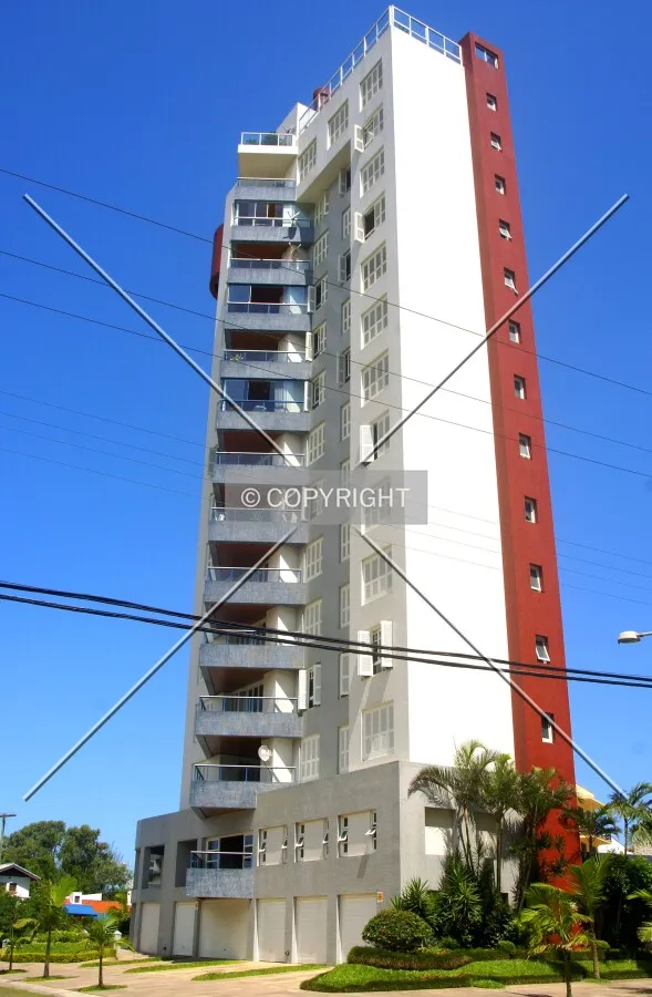 Lateral view as seen from across Silva Jardim Avenue