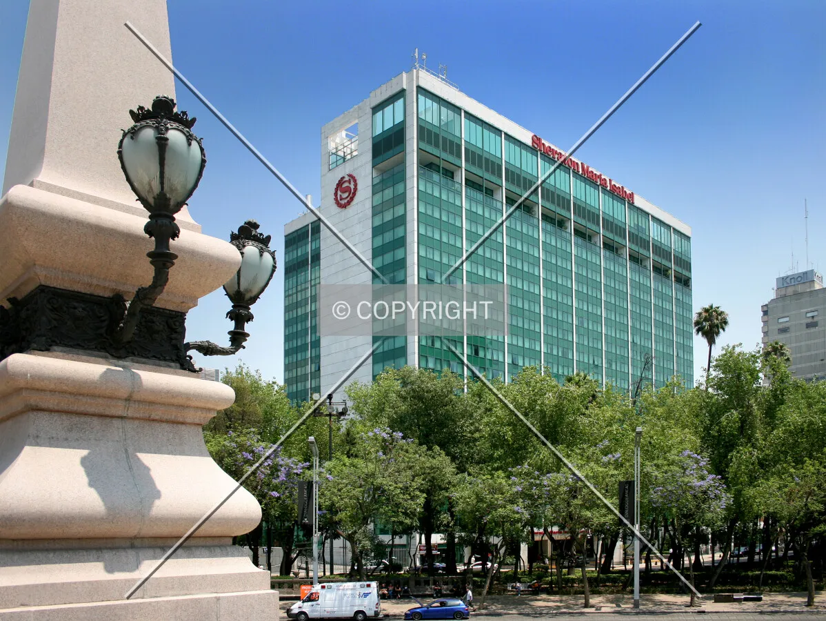 Southwest view with a lamp of La Columna de la Independencia