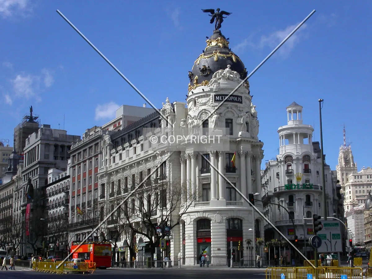 The building with Gran Vía at the right and Alcala at the left