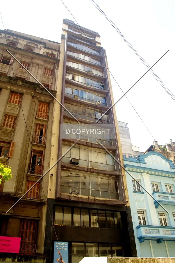 Looking up from across Otávio Rocha Avenue