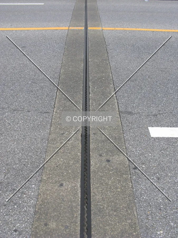 Expansion plate at the northwest end