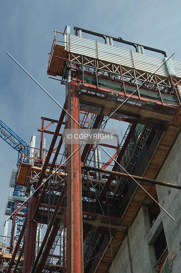 Building's projection structure