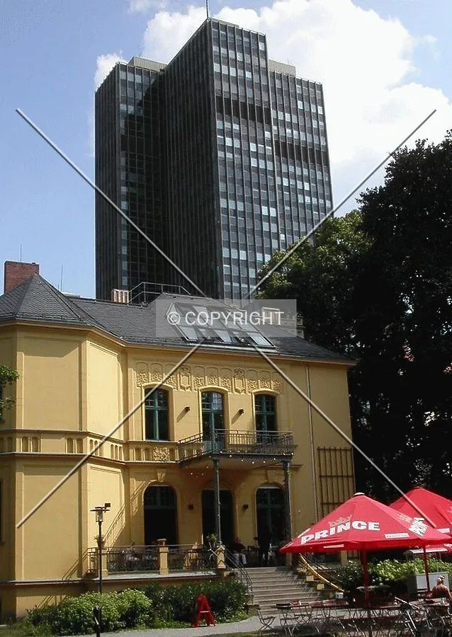 Old house juxtaposed against Steglitzer Kreisel