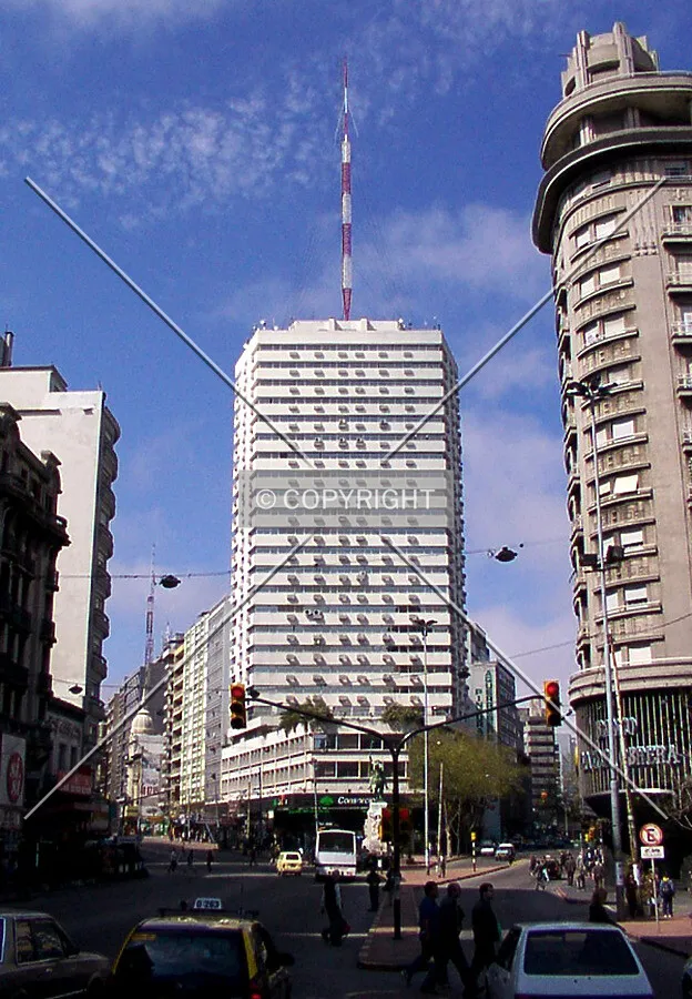 Looking east on Avenida 18 de Julio