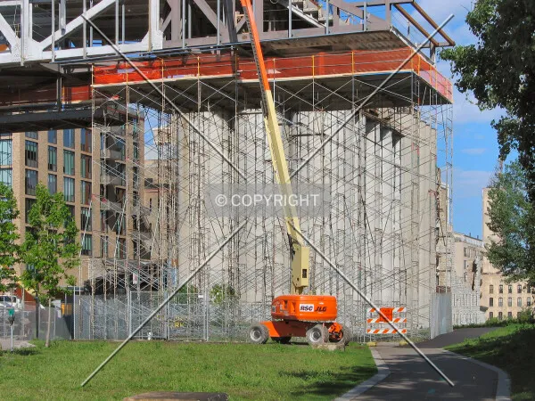 Scaffolding under the cantilever