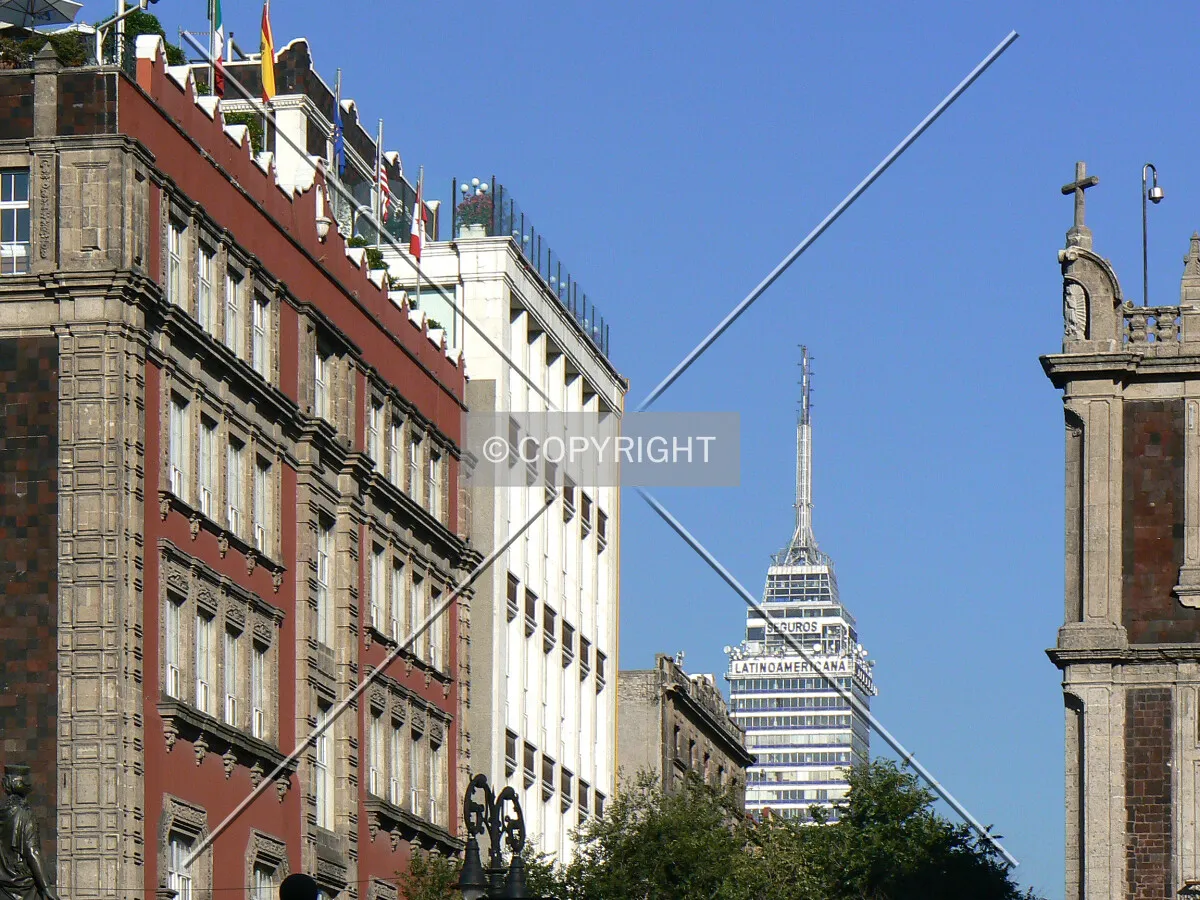 Looking above 5 de Mayo street