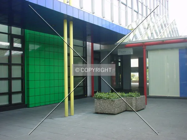 Footway to the parking garage (behind the building)