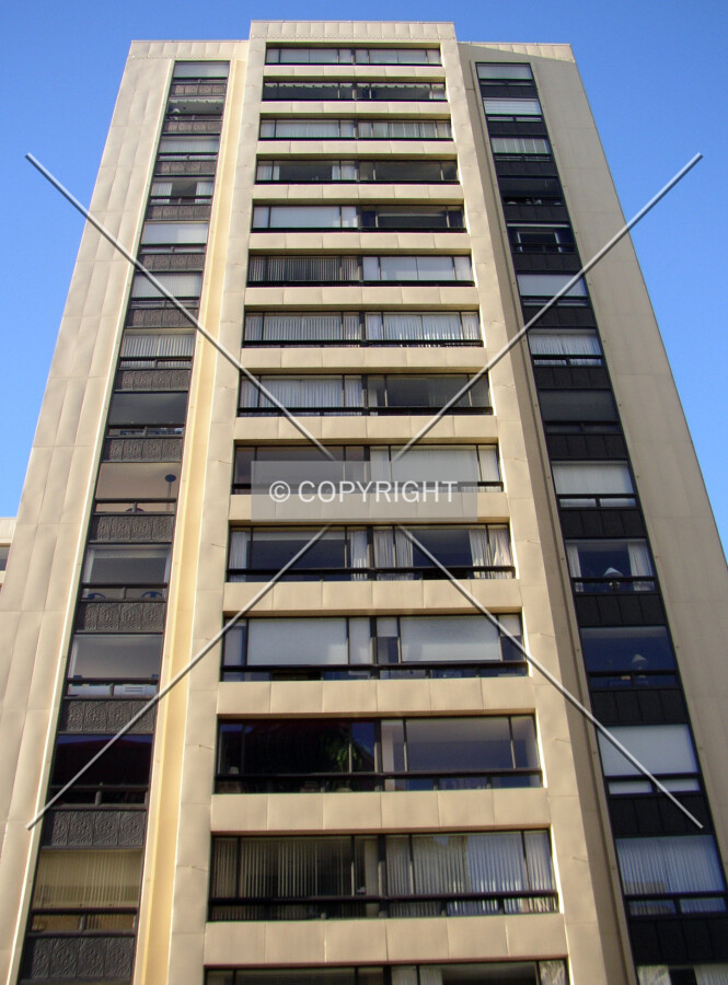 Looking up the northern facade from California Street