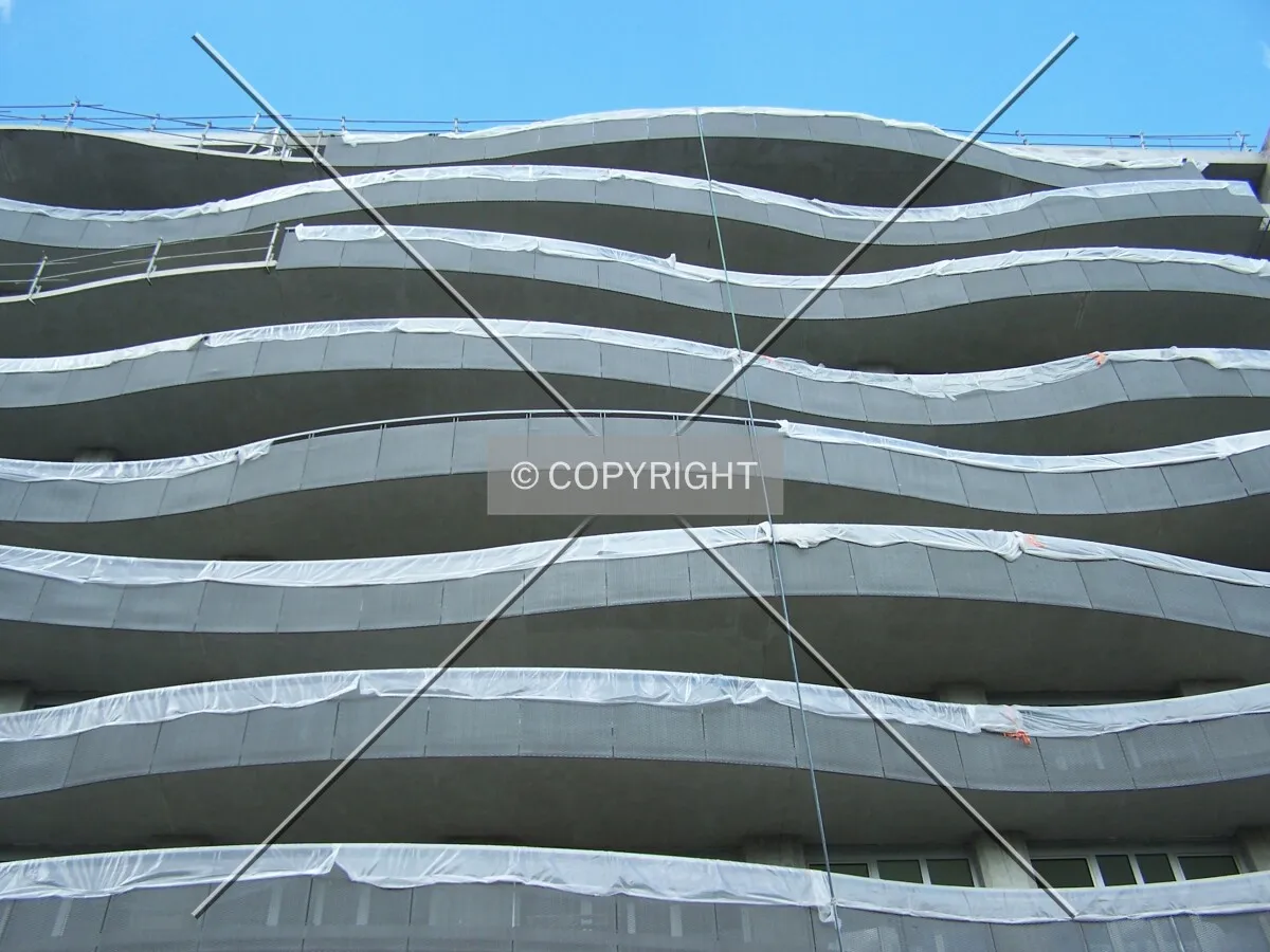 Vagues formées par l'odulation des balcons