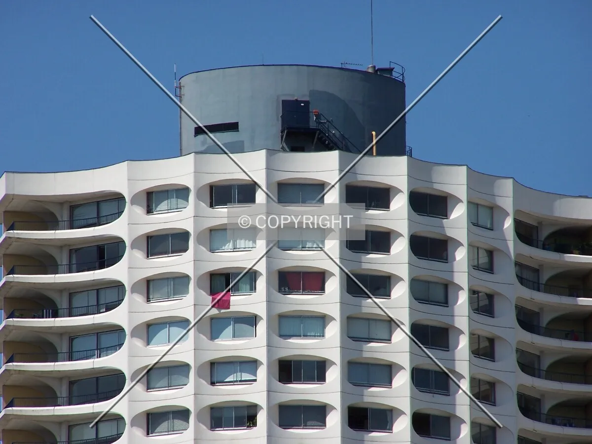 Haut de l'immeuble. Vue sur la réserve incendie, et les locaux techniques. Face est