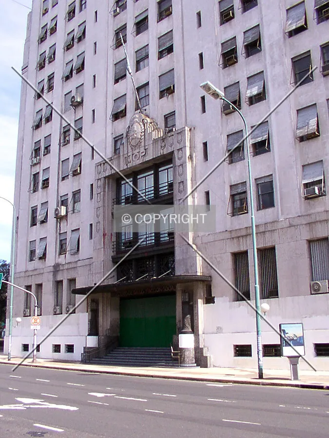 East entrance on Avenida 9 de Julio