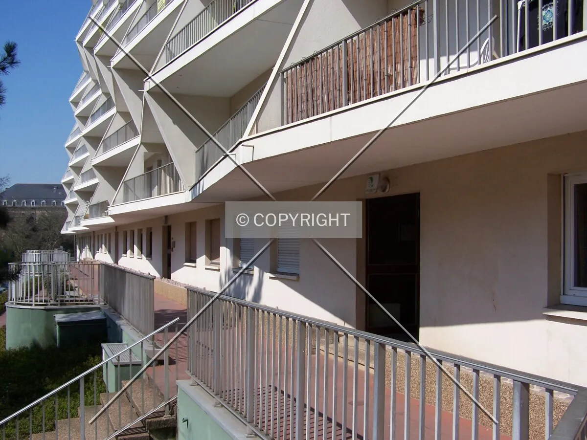Accès piéton aux cages d'escaliers