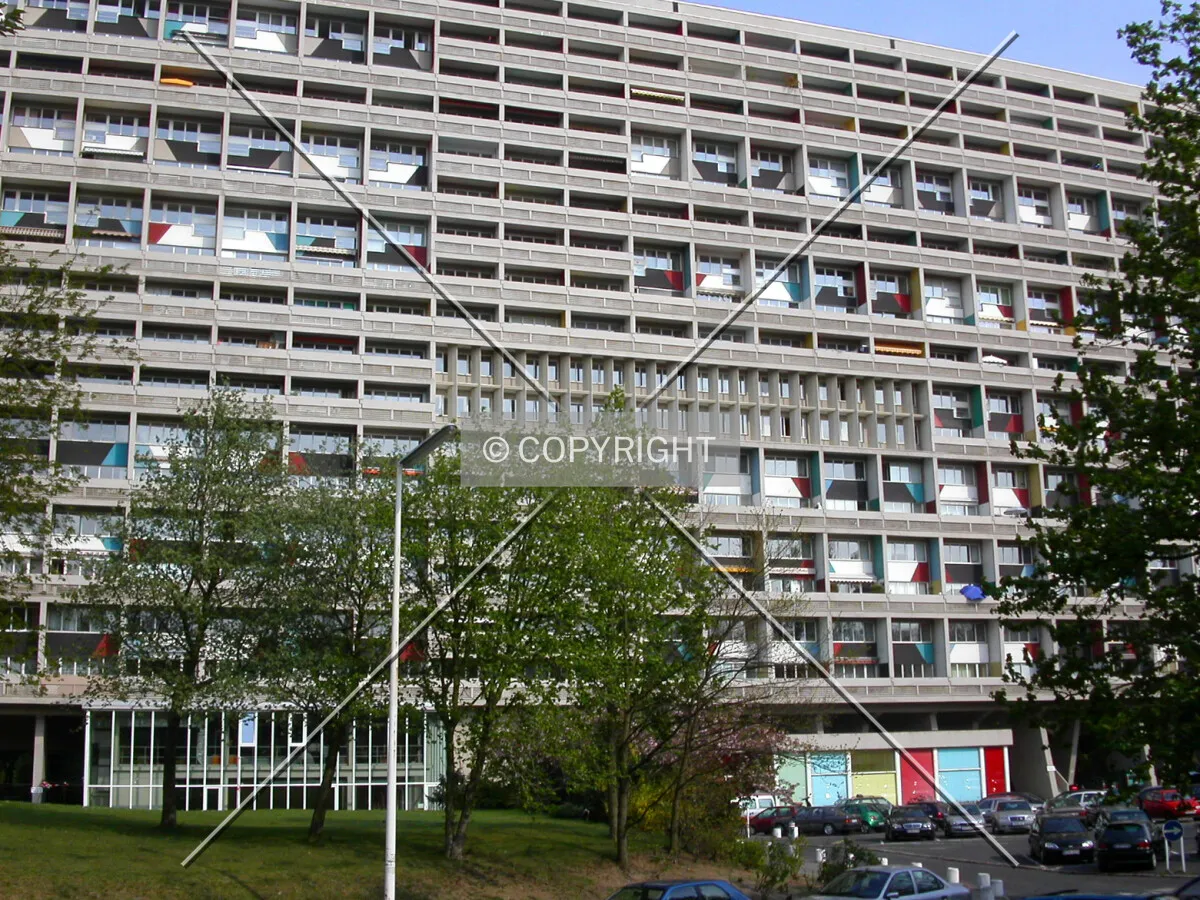 Western facade of the building