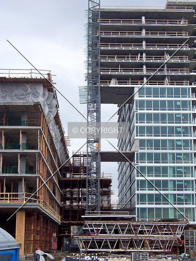 The gap between the Oak and Elm Towers; the floor slabs of the top 6 floors will bridge over this space when the Elm Tower tops out