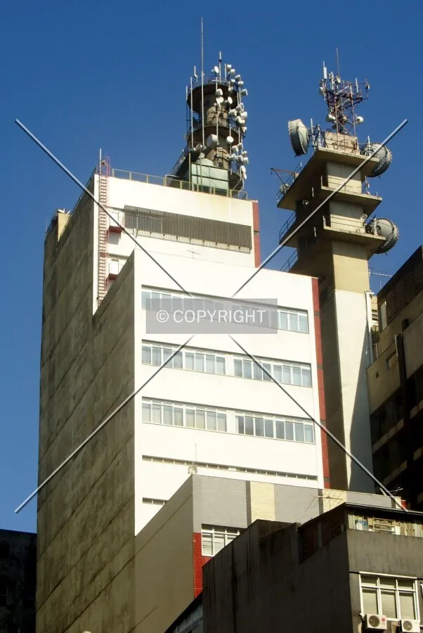 Upper floors and communication towers seen from Riachuelo Street