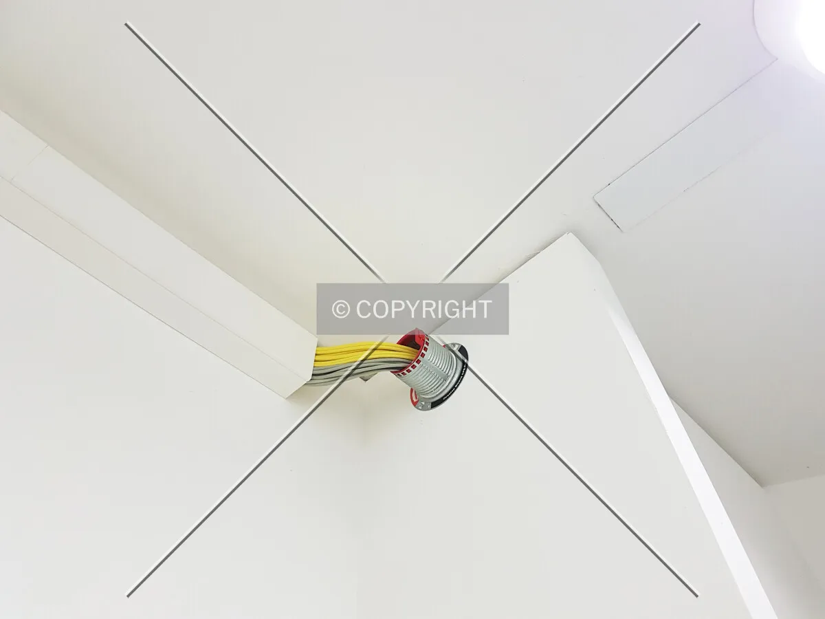 Cables are laid between different rooms on the wall and are not covered