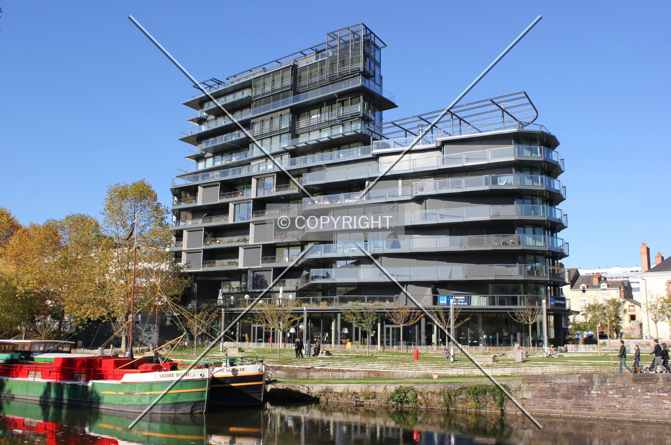 South face viewed from Quai de la Prévalaye.