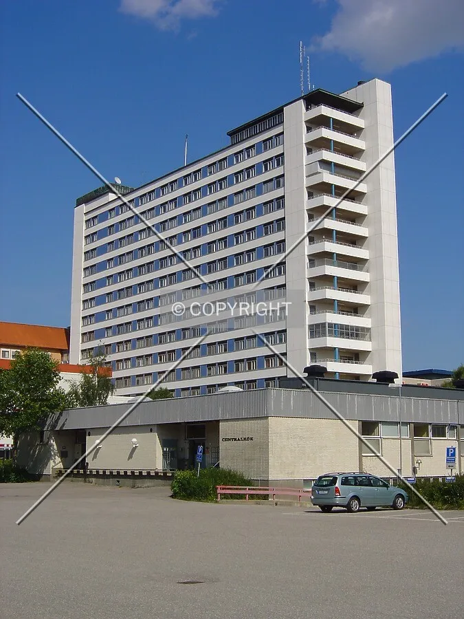 West facade as seen from the parking lot at Sveavägen
