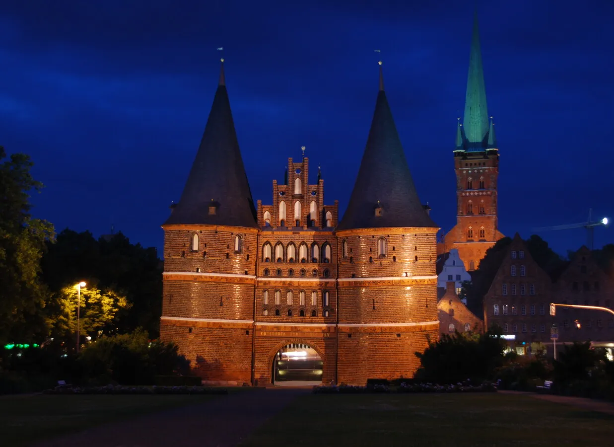 View across the Holstentorplatz