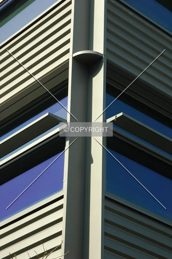 Curtain wall corner