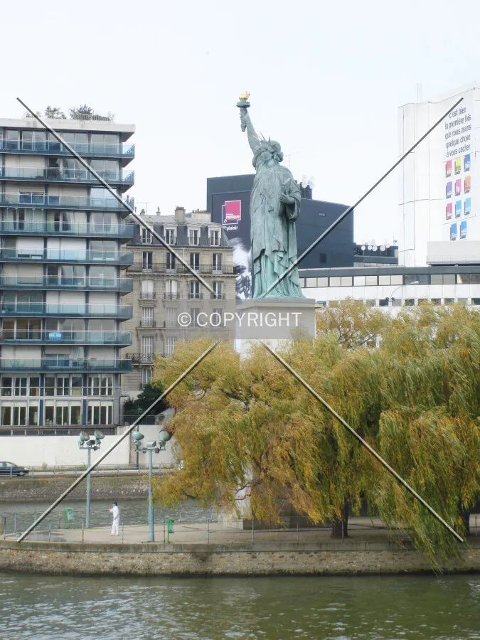 Statue de la Liberté in Paris
