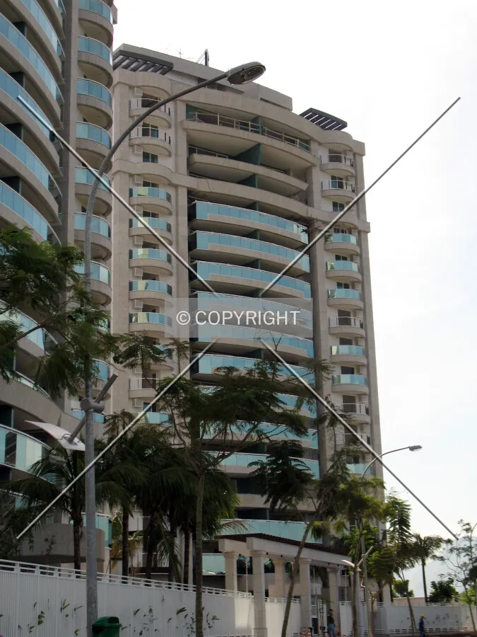 Looking up from Avenida Projetada C