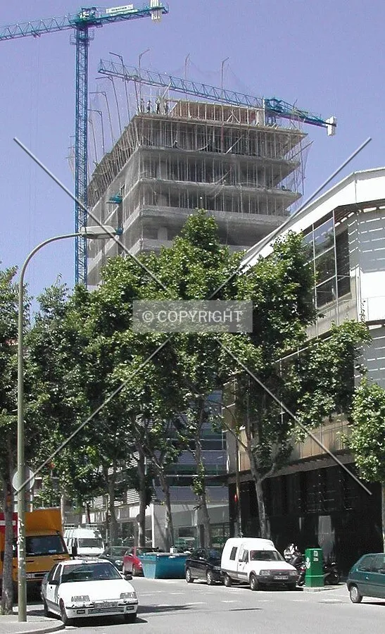 View of the building from the entrance to the parking of a nearly shopping center