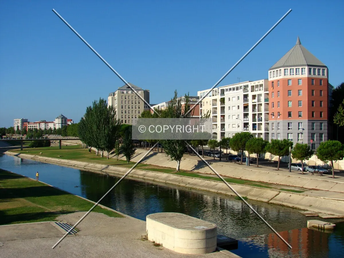 Housing along the Le Lez river
