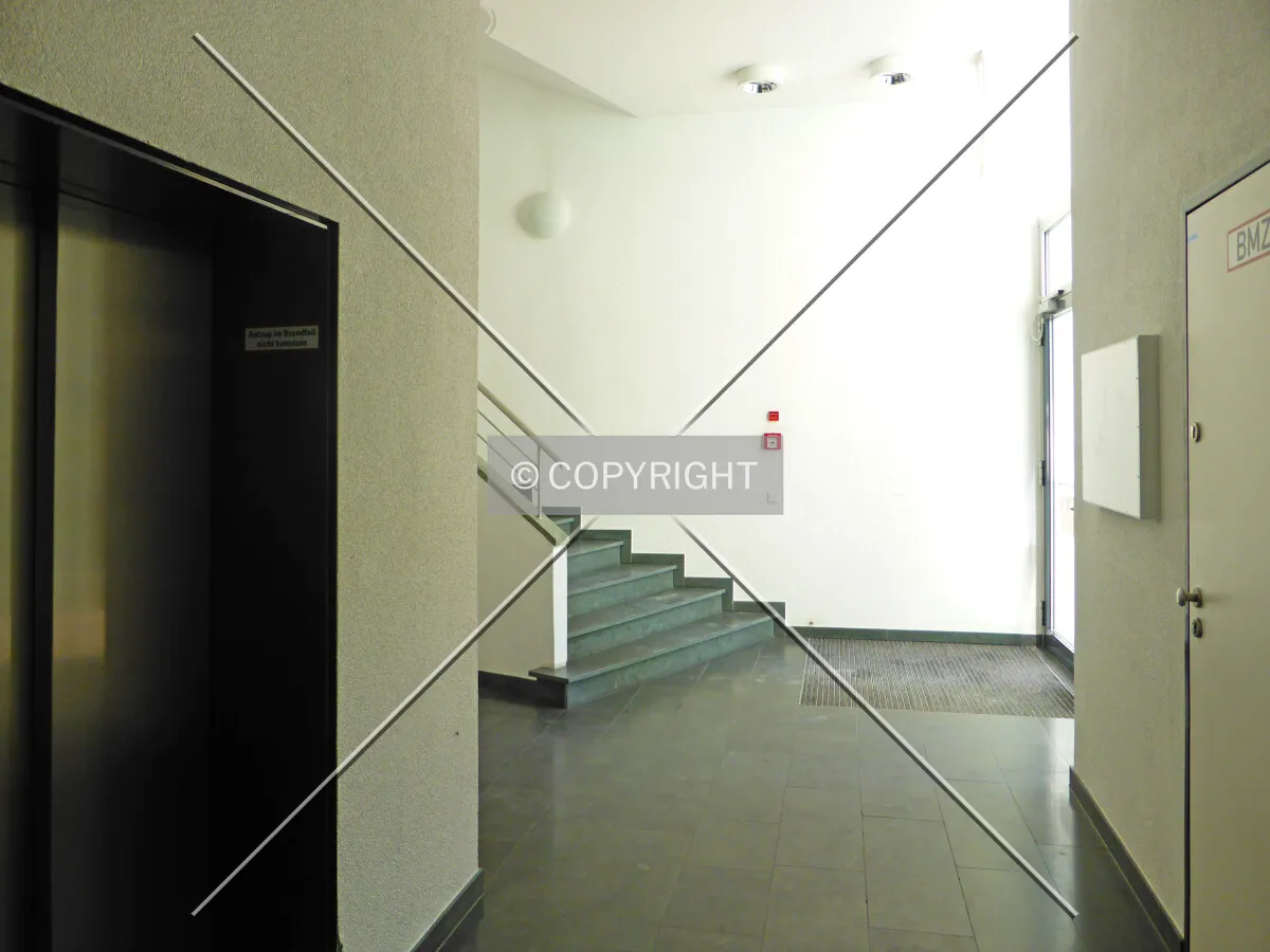 Entrance area in front of stairway and elevator