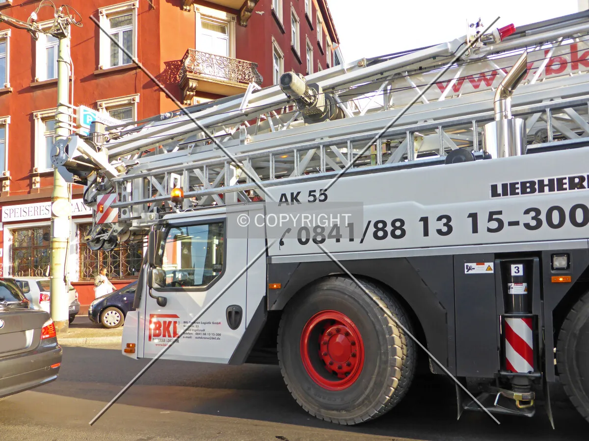 A heavy-weight mobile crane
