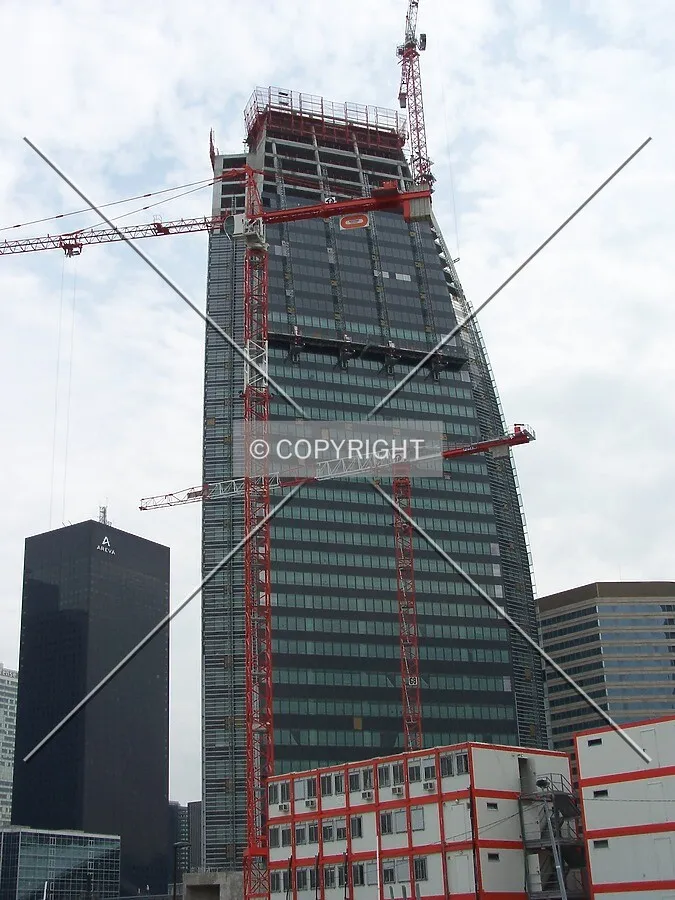 Aperçu des 2 grues du chantier, juste derrière la tour T1