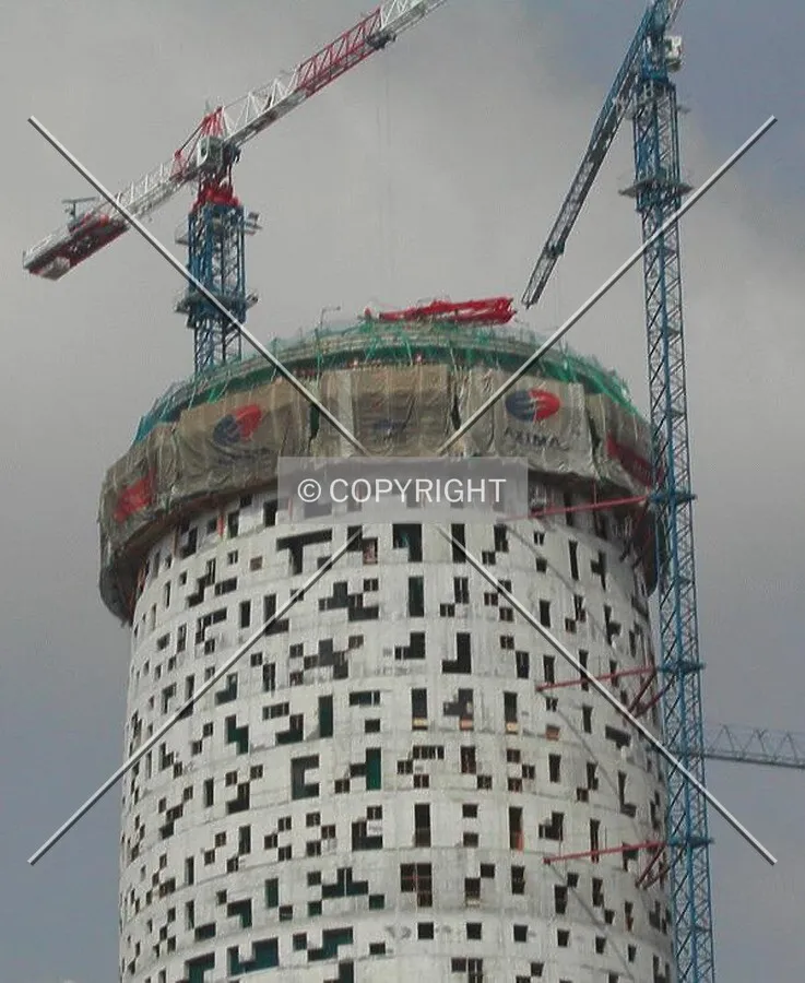 General view of the top of the tower from Carrer Argel on March 25