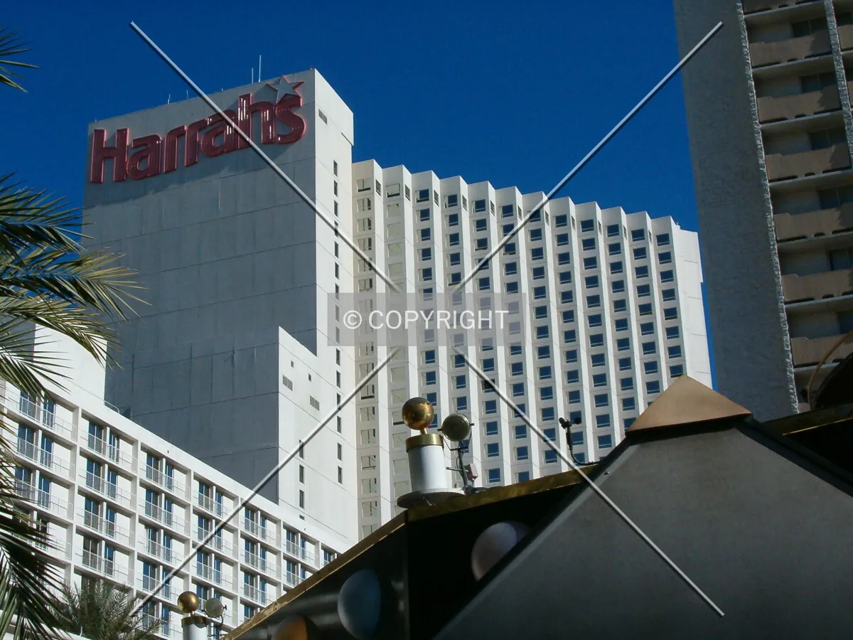 Looking up from Las Vegas Boulevard