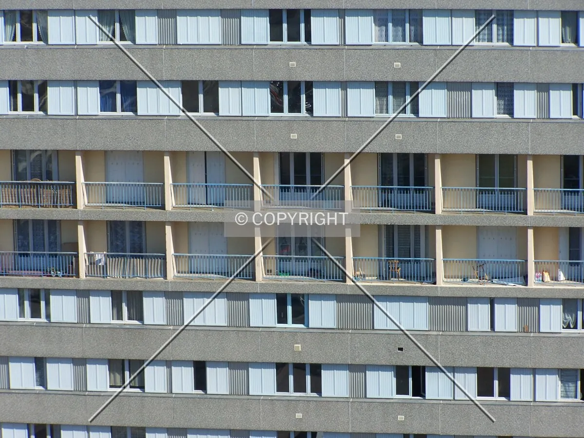 Etages avec balcons, face Ouest
