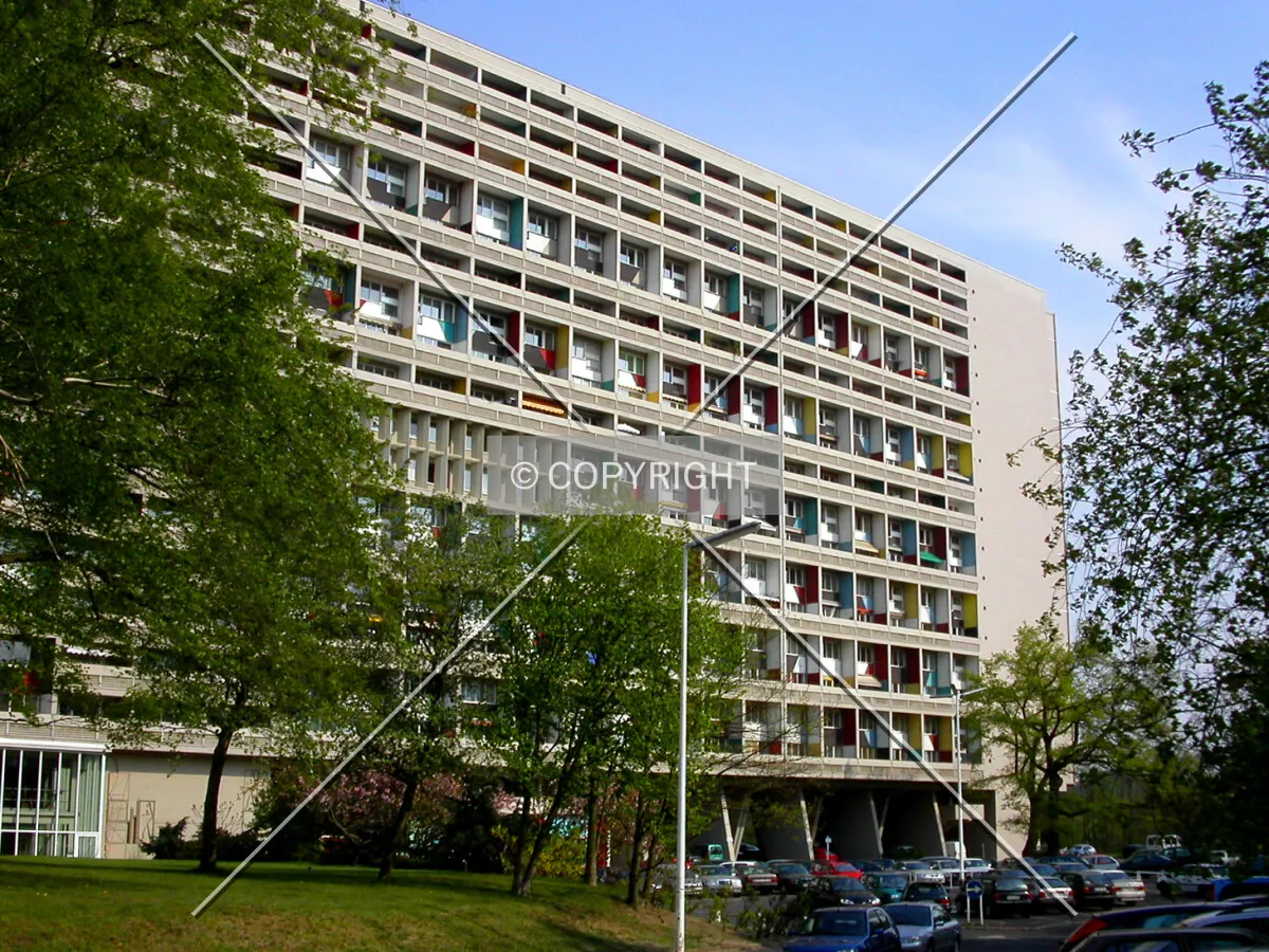 Western facade of the building