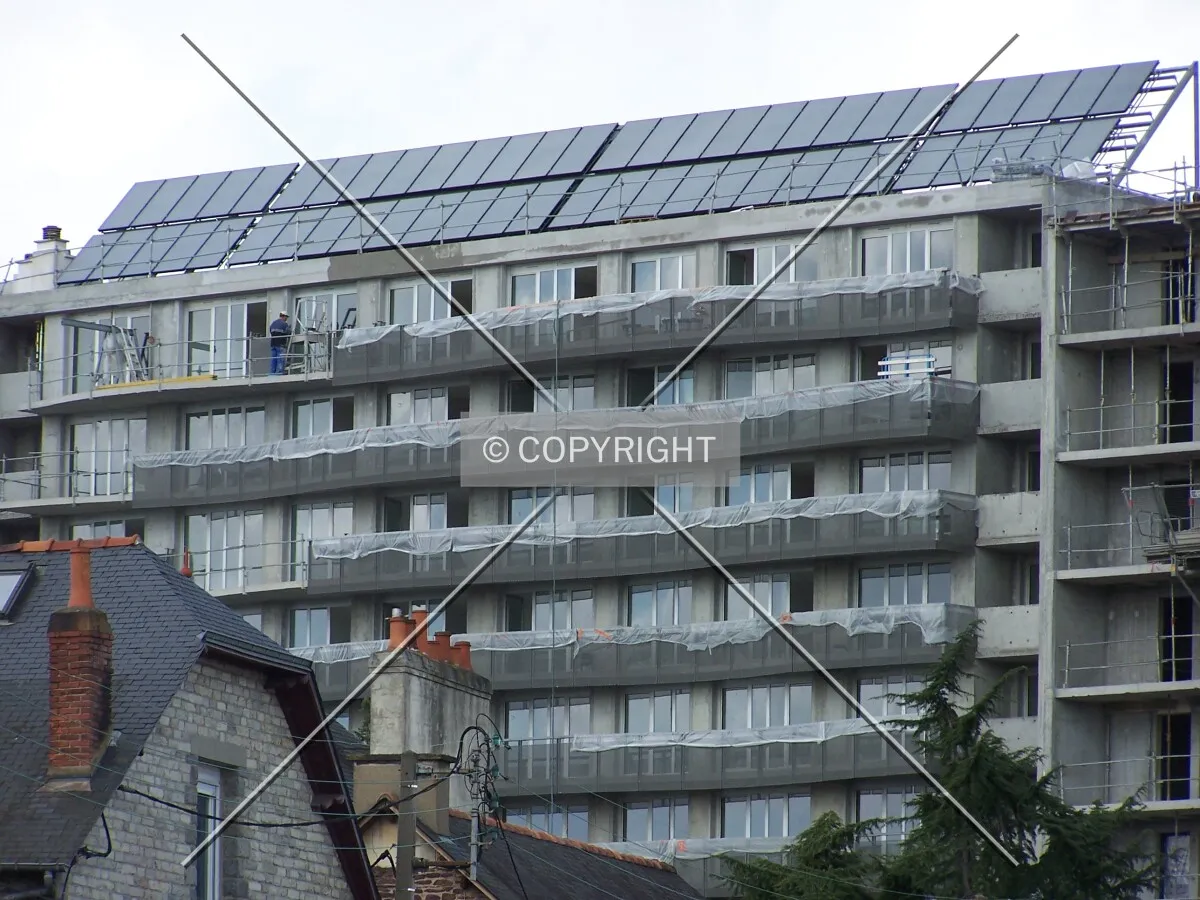Panneaux solaires exposés Sud, disposés sur toute la longueur du toit