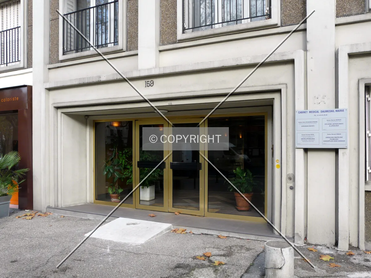 One of the two entrances on Avenue Daumesnil