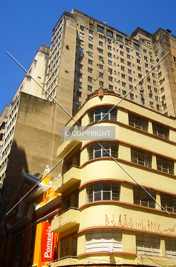 Looking up from the corner of Vigário José Inácio Street and Otávio Rocha Avenue