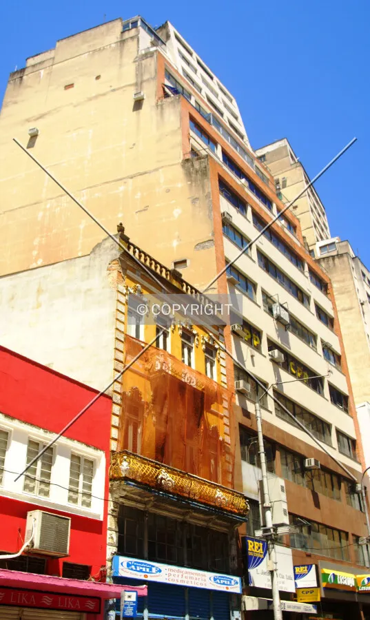 Lateral view from across Doutor Flores Street