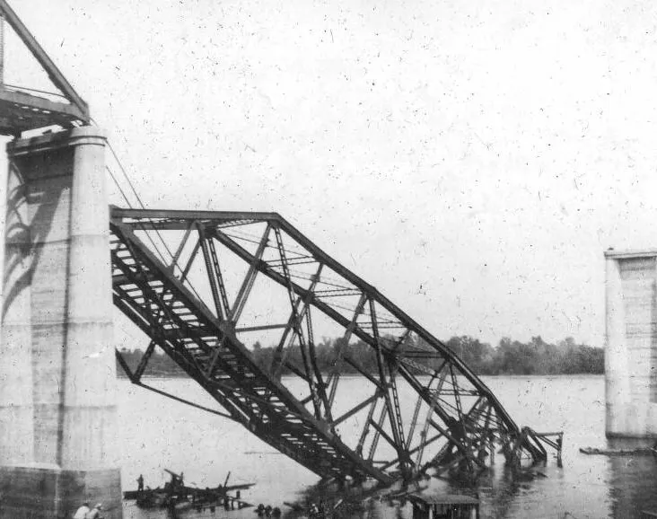 Fallen bridge span; 1929