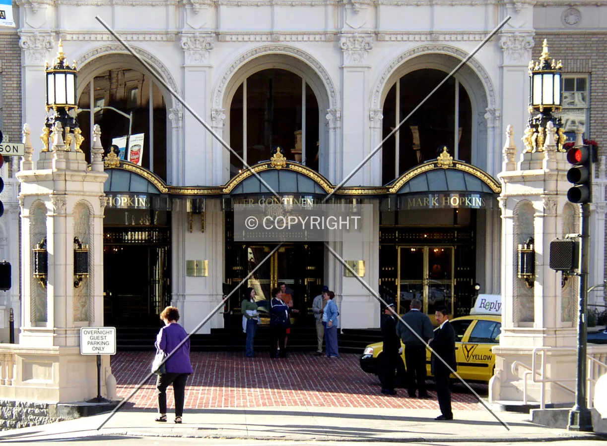 Main entrance at the corner of California and Mason Streets