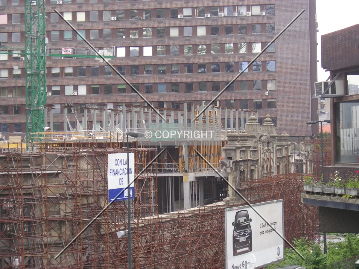 View of the structure rising from Rampas de Uribitarte