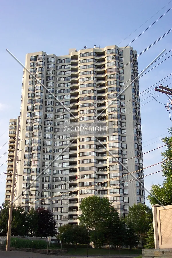 View from the end of Old Riverside Drive, facing north