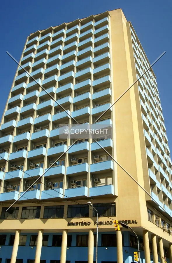 Looking up from across Júlio de Castilhos Avenue
