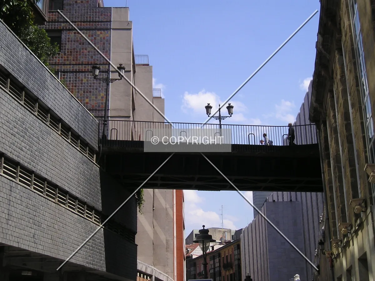 The bridge between both buildings over San Vizente Street