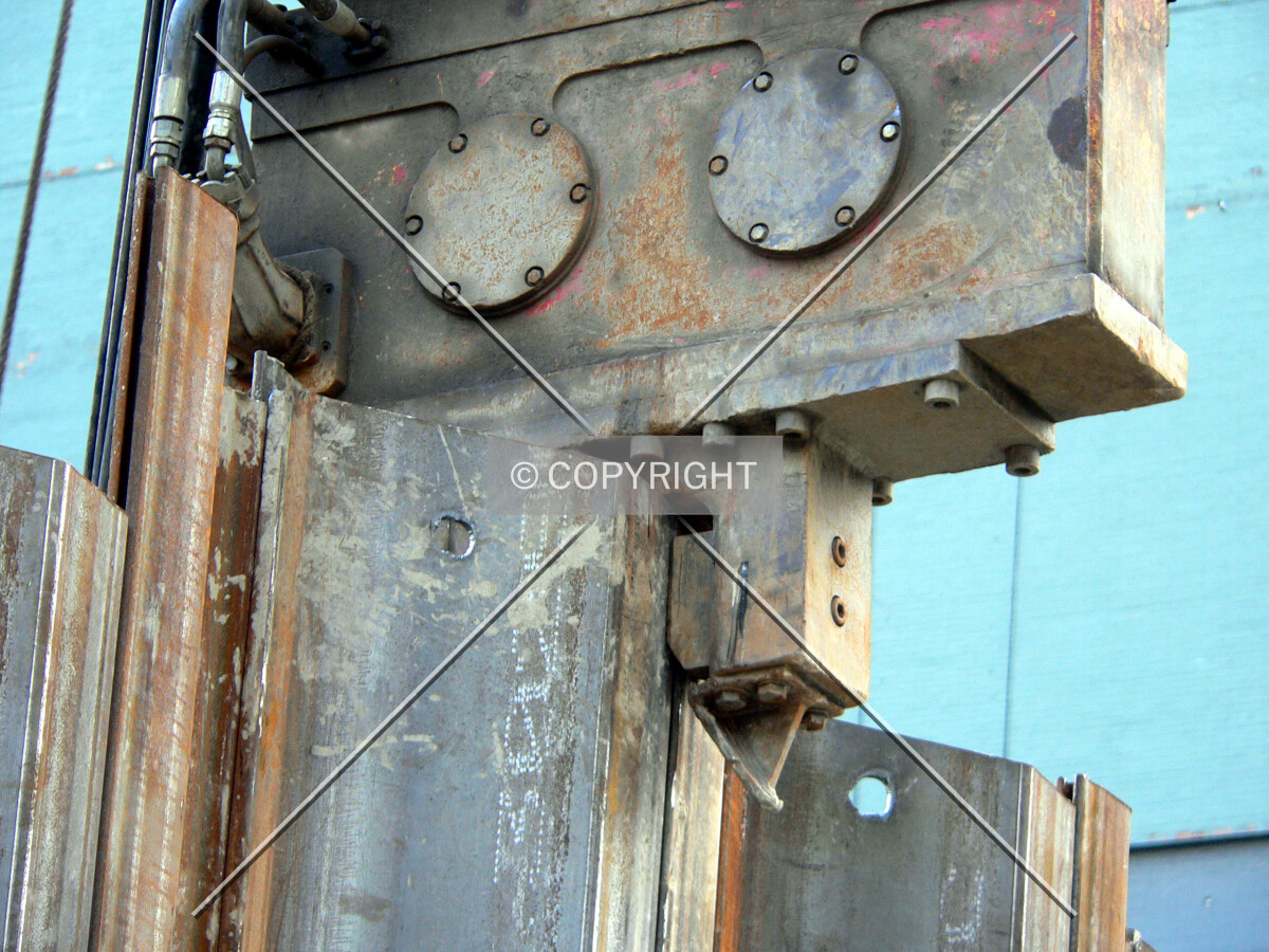 Close up view of the vibro hammer attached to the steel sheeting
