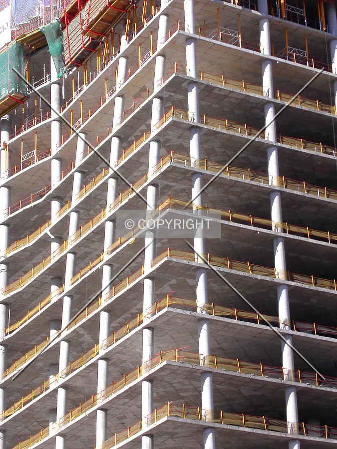 Detail of the facade, where you can see how the structure start to bent