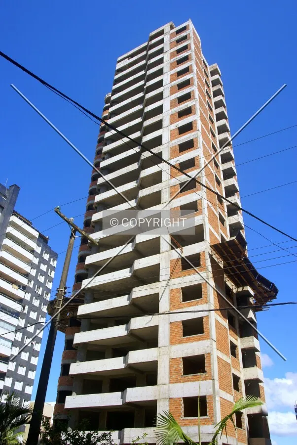 Looking up from across Silva Jardim Avenue